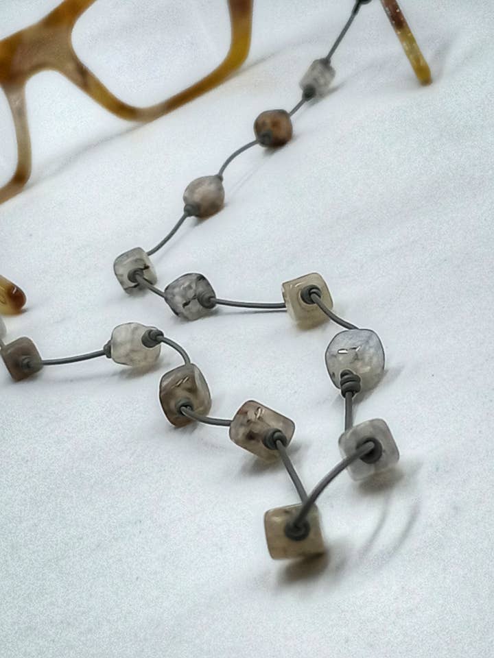 Agata Grå i Gråt Læder til Briller for engroshandel hos MiCuelga