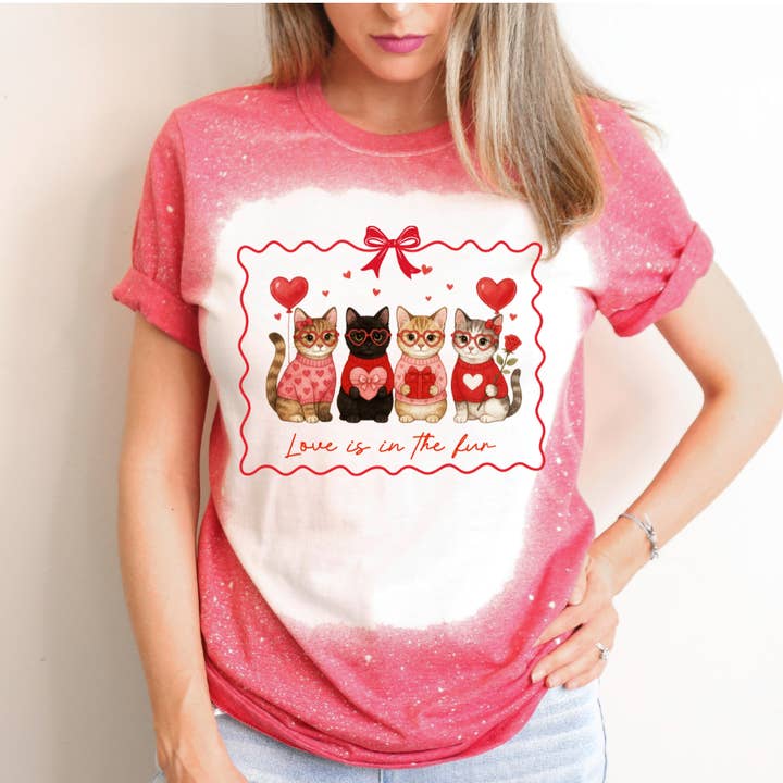 Liebe ist im Fell gebleichtes Valentinstags-T-Shirt für den Großhandel von Hello Gorgeous Apparel