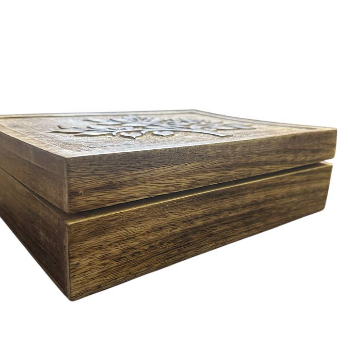 Grande boîte en bois sculpté - Vente d'imperfections pour la vente par Hopes Unlimited