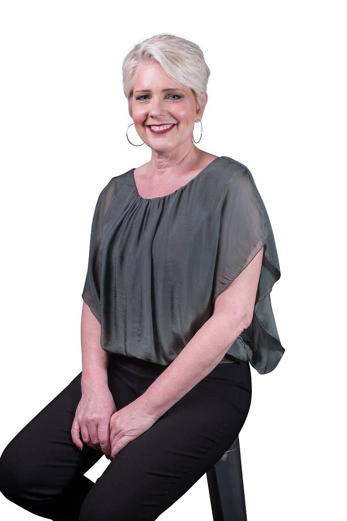 TINA Stephens Italy/Tees By Tina – Engroshandel Bluse - Dame – Aurora Flutter Fly Sleeve Silke Top m/Band Bund (BSS202)35