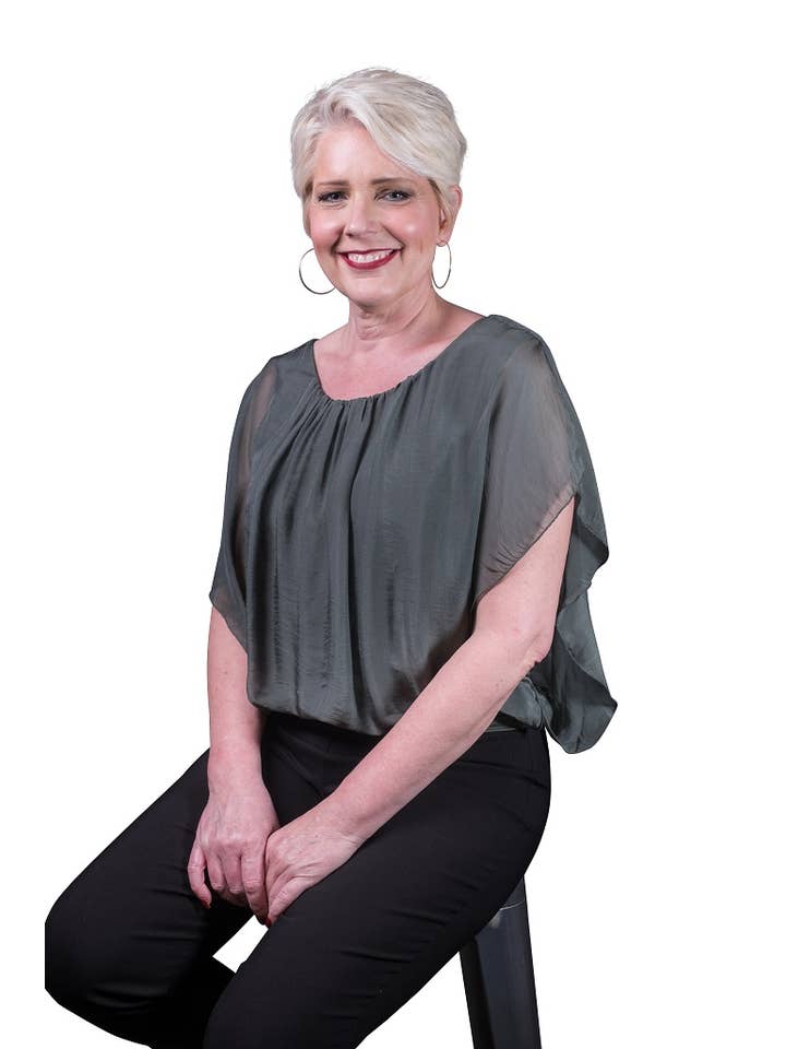 TINA Stephens Italy/Tees By Tina – Engroshandel Bluse - Dame – Aurora Flutter Fly Sleeve Silke Top m/Band Bund (BSS202)35