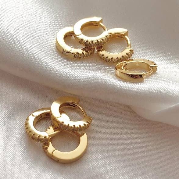 Pendientes Huggies Tara en oro con circonia blanca para venta al por mayor de Namaste Jewelry