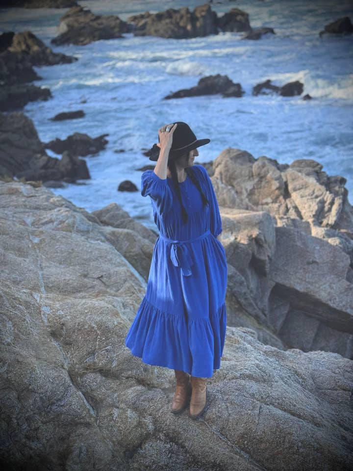 Robe Margaret Poet en Royal pour la vente par The Parlour Handmade