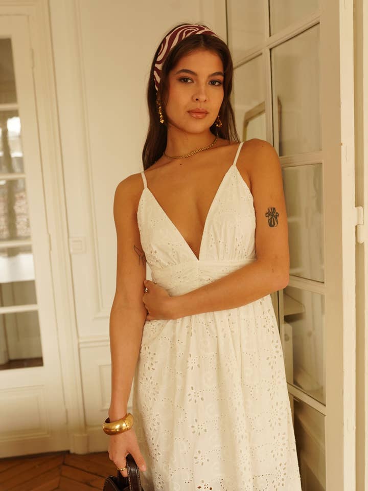 Robe longue style camisole blanche avec découpes pour la vente par Chilli Girl Collection