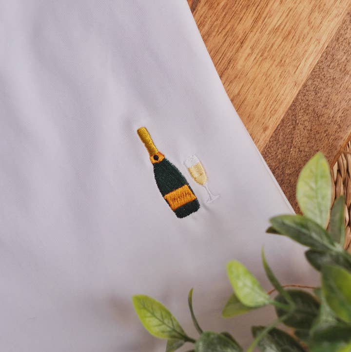 T-shirt brodé - Champagne pour la vente par Juste un t-shirt