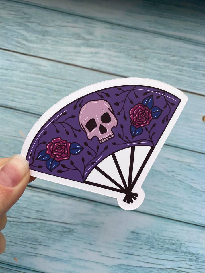 Autocollant en vinyle Skull Fan, style tatouage pour la vente par Melanie Feltham Art