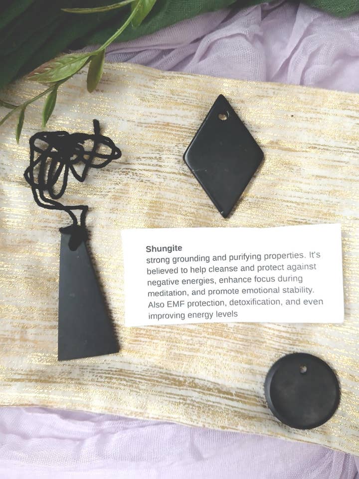 Collier en cristal de shungite : protection contre les CEM, pierre de guérison pour la vente par moon and mantras