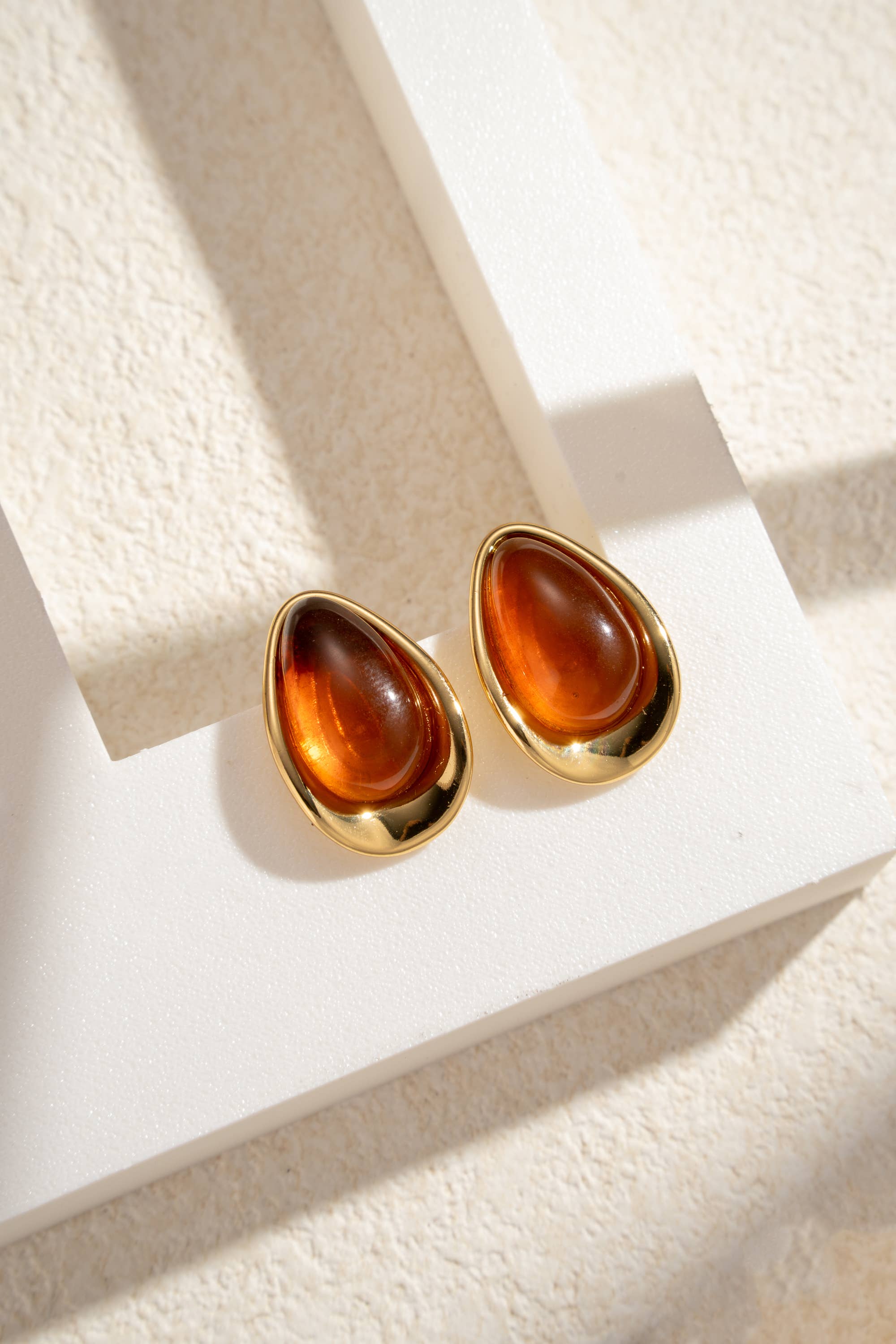 COSMOS - Wholesale Dangle Earrings - Chic amber gold drop earrings elegant resin0