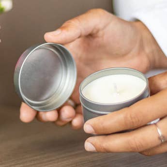 Wifey- Til min dejlige Valentine Soy Candle i en dåse (4oz) for engroshandel hos Lizush