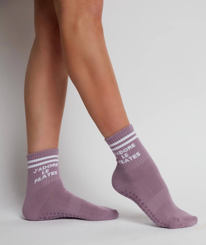 Violet Chaussettes antidérapantes « J'adore le Pilates » en vente sur Faire1