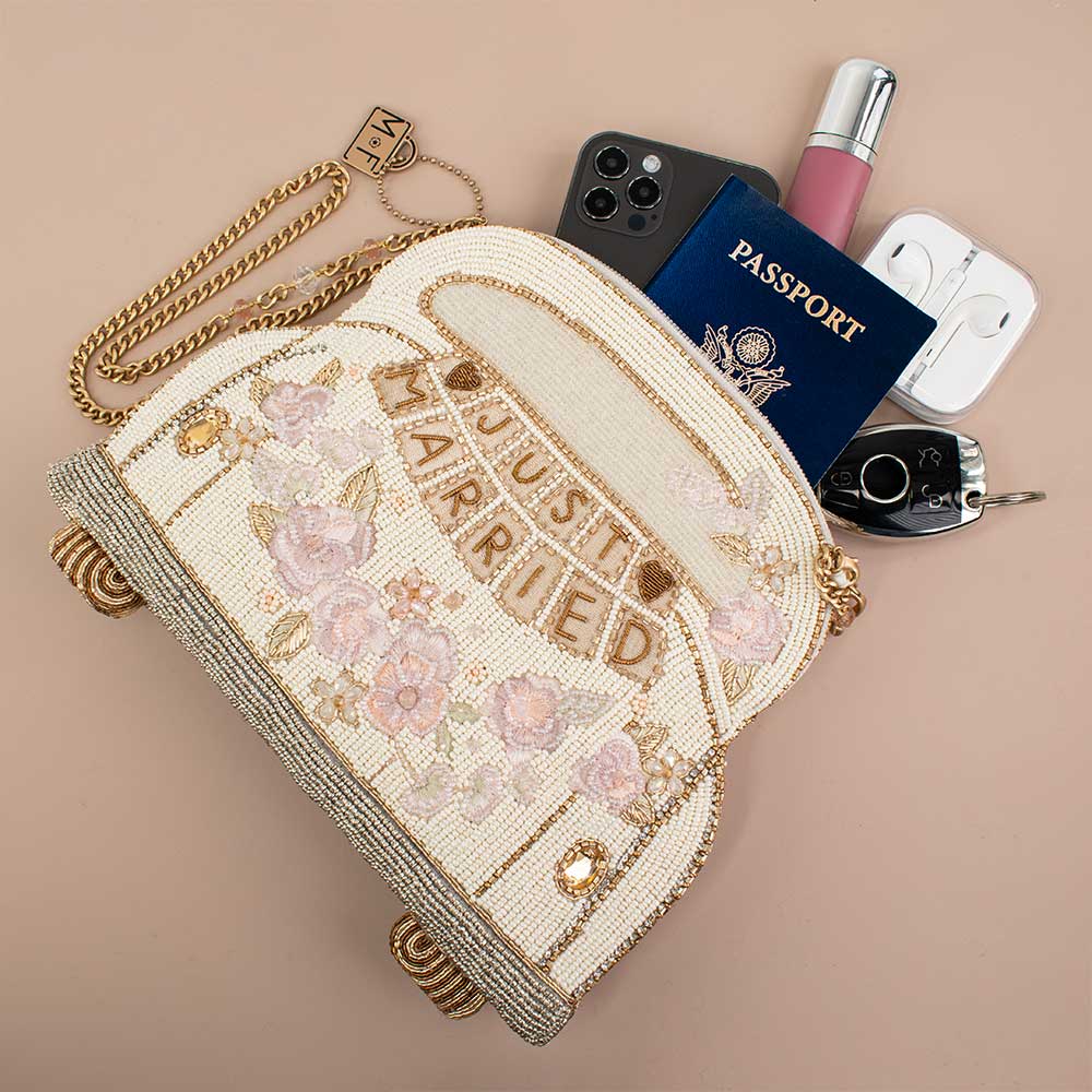 Mary Frances Accessories – bolsa tiracolo - Mulher por atacado – Bolsa transversal com imagem de carro e miçangas Just Married7