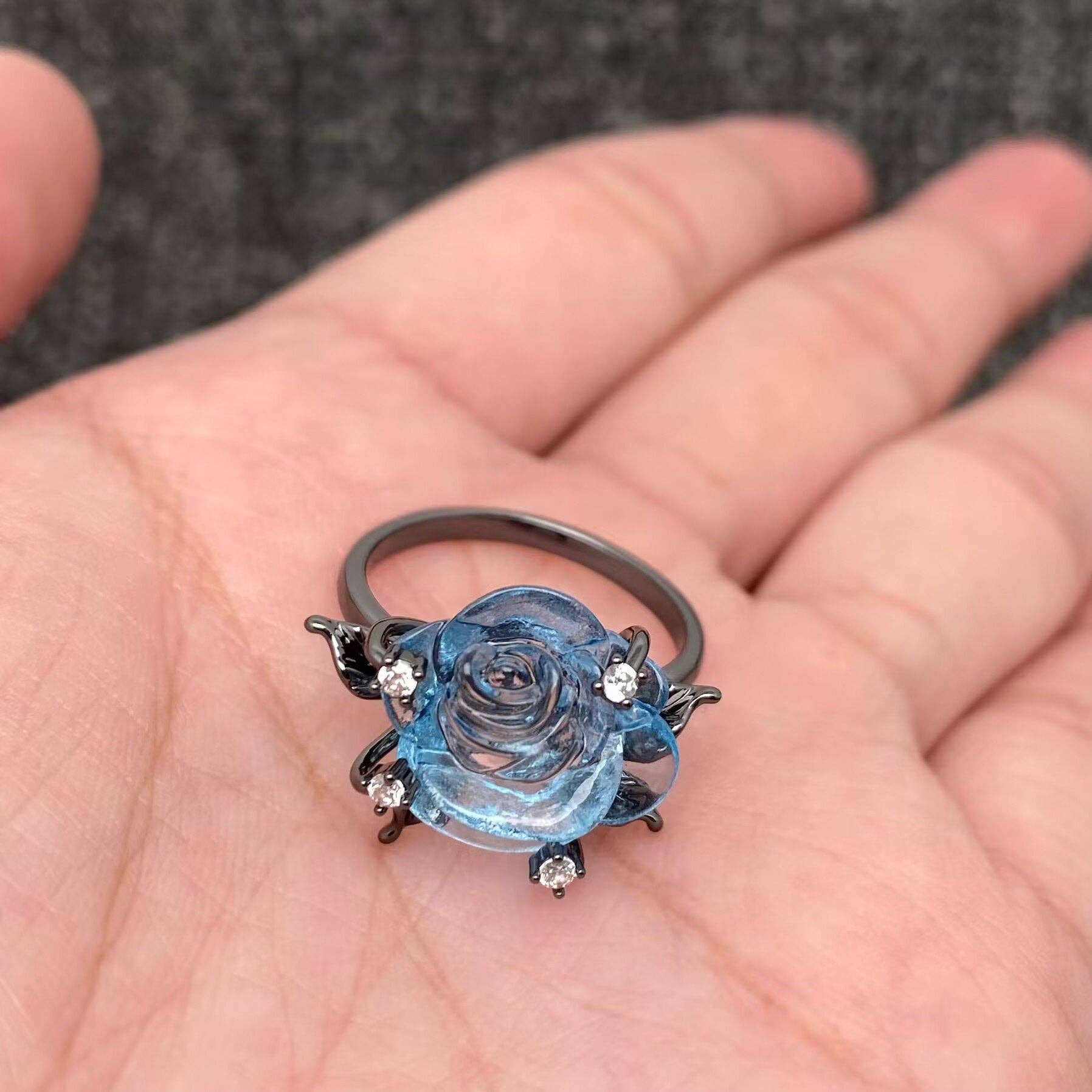 Mio Queena – wholesale Cocktail/Statement Ring – Blå Transparent Glas Rose Gun Svart Justerbar Ring - GT1