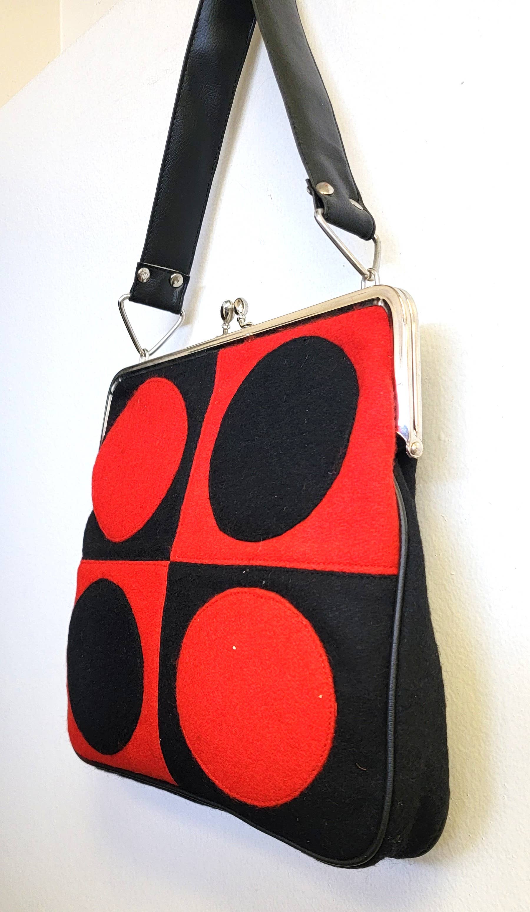 Ricki designs - Wholesale Shoulder Bag - Women's - FALL WOOL FELT GEOMETRICAL BLACK RED BAG1