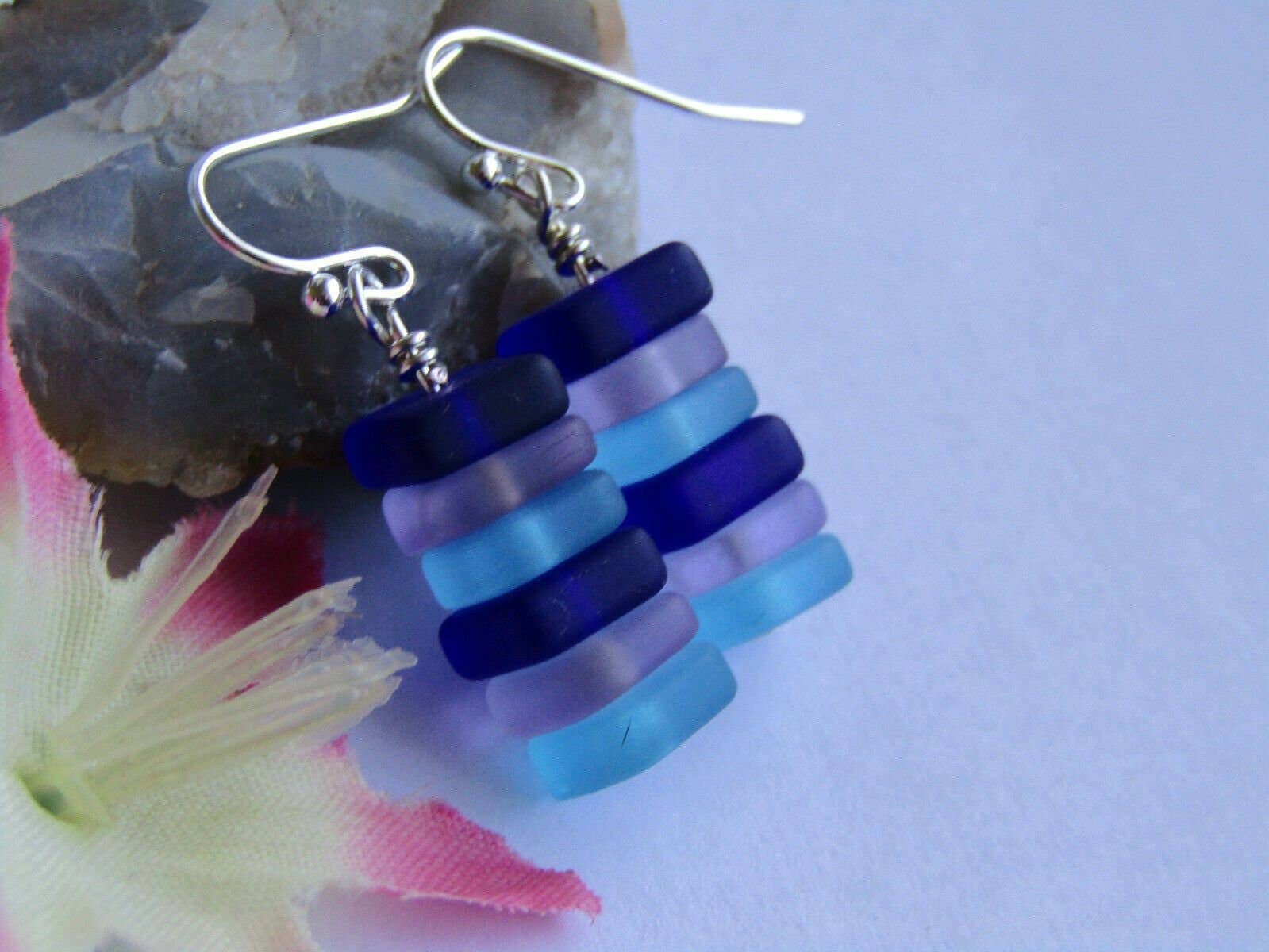 Bad Apple Designs – Großhandel Ohrhänger – Gestapelte blaue und lila Meerglas-Ohrringe mit Kieselsteinen, Geschenk für sie, Meeresliebhaber, Strandschmuck, Boho, Minimalist Drops4