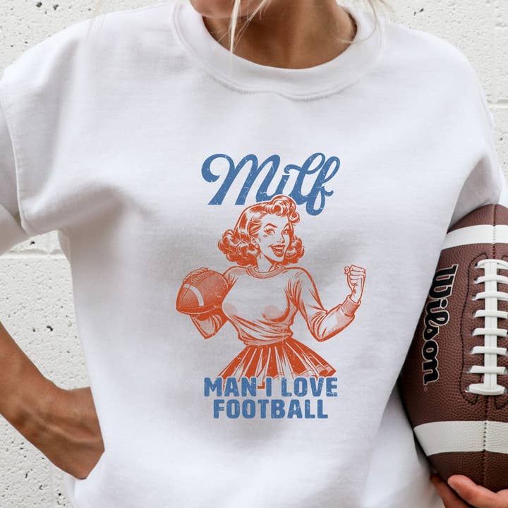 Trendznmore - Modern Graphic Apparel – wholesale Sweatshirt med tryck - Dam – MILF Man I Love Fotboll Rolig Crewneck tröja0