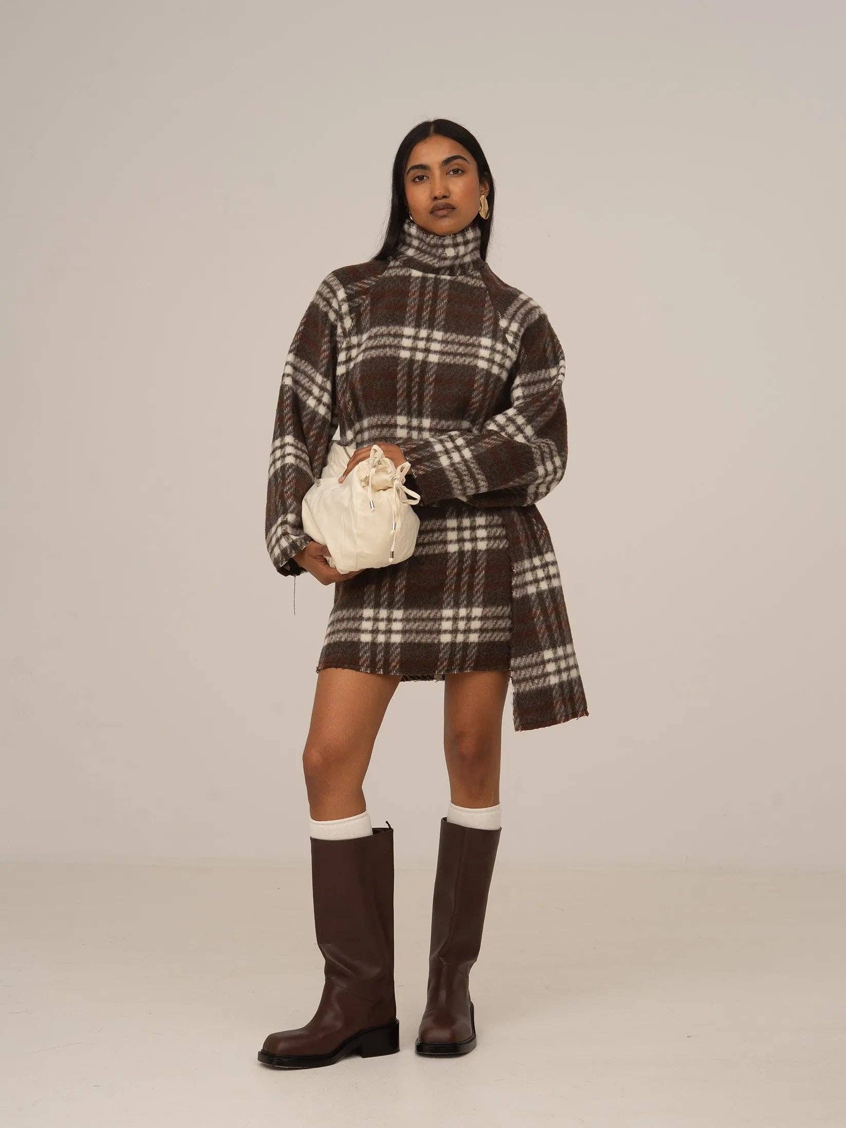 CARMEN SAYS – wholesale Skirt – Women’s – Falda Mini de Cuadros Marrón Descalza6