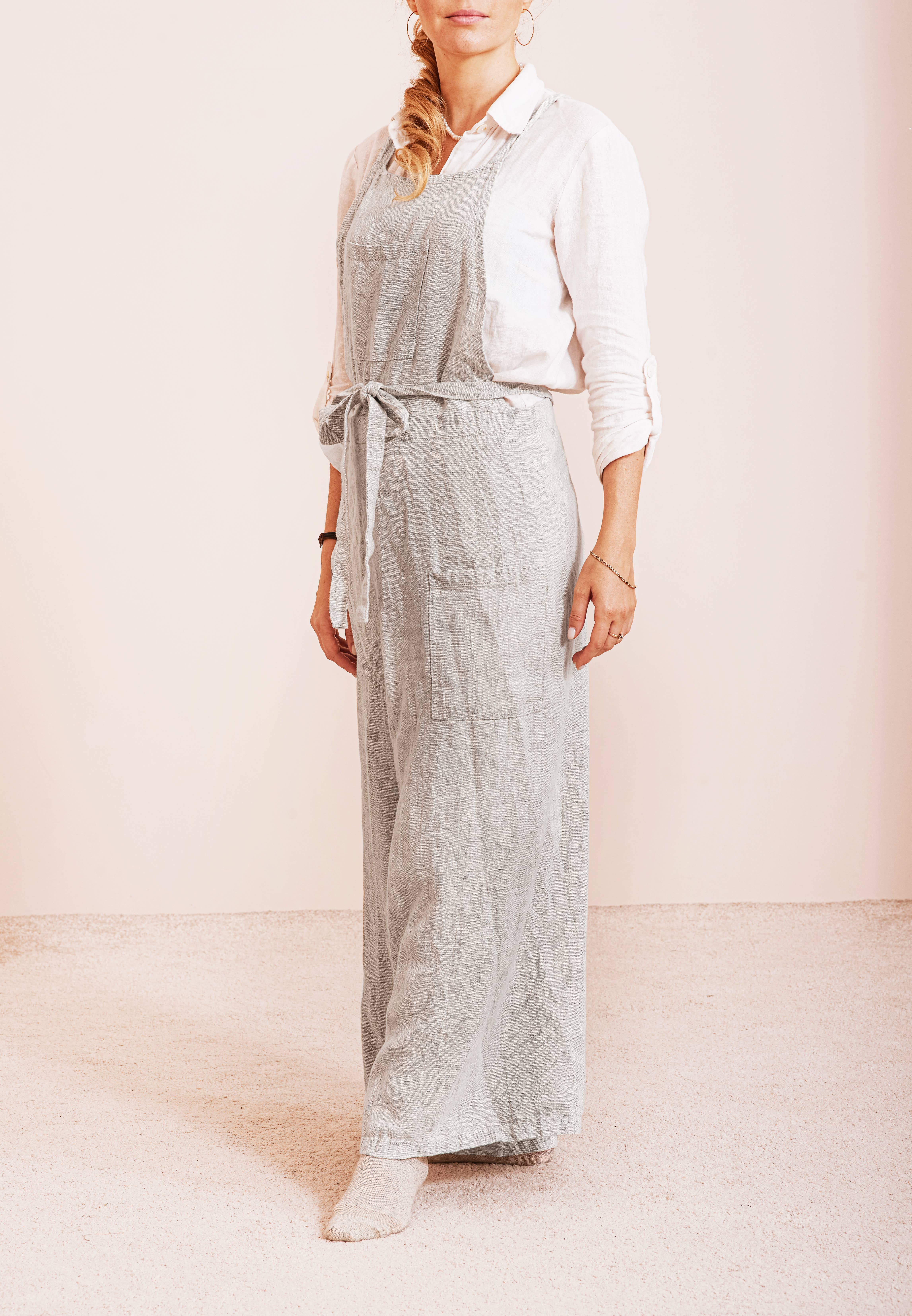 LinenQ – wholesale Apron – Linen pottery apron split leg 3