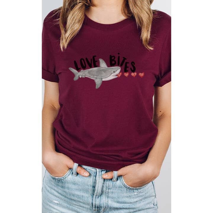 Kissed Apparel - Venta al por mayor Camiseta serigrafiada - Mujer - Camiseta con estampado de tiburón devorador de corazones de Love Bites