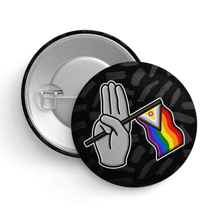 That Queer Card Co – Großhandel Anstecker/Button – Fortschrittsflagge mit Drei-Finger-Gruß | Stolz-Pin-Button-Abzeichen0