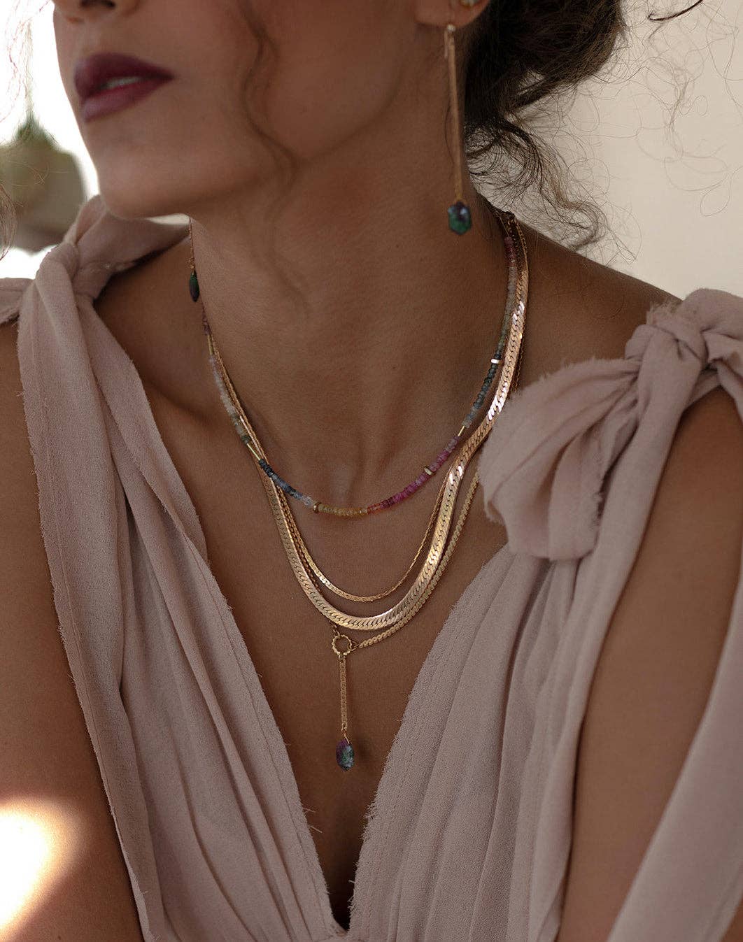 Hailey Gerrits – Großhandel Kette mit Anhänger/Charm – Ombre-Halskette mit mehreren Saphiren2