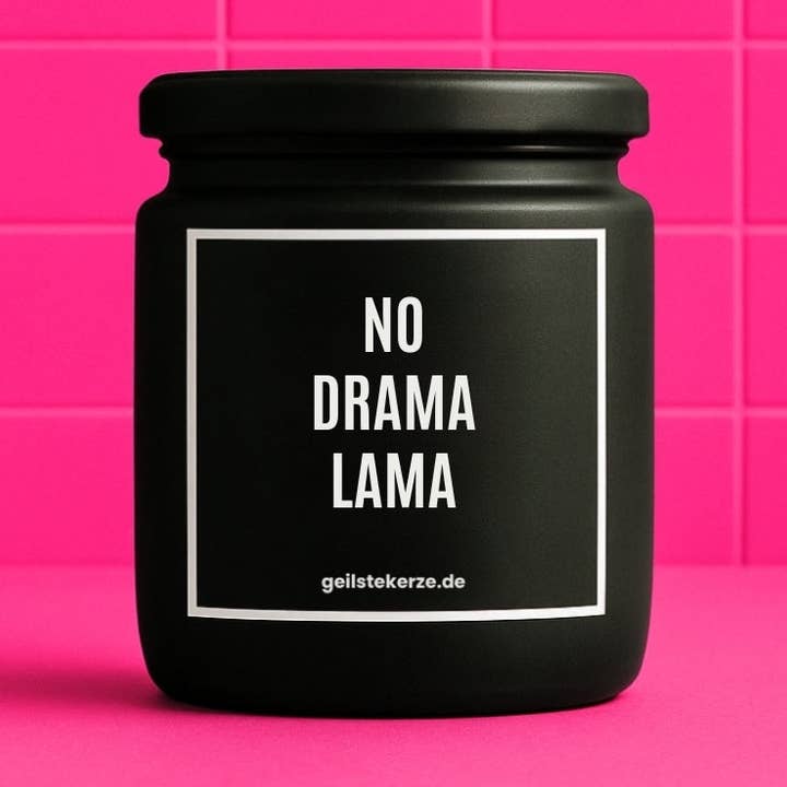 Vegan biologische kaars met spreuk – NO DRAMA LAMA voor wholesale door geilstekerze