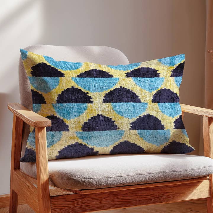 Housse de coussin en velours de soie ikat bleu sarcelle et jaune, bohème côtier pour la vente par Samarra Home