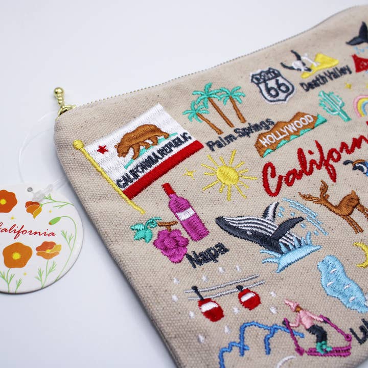 Tomoko Maruyama – Engroshandel Posetaske – unisex – Broderet California-pose3