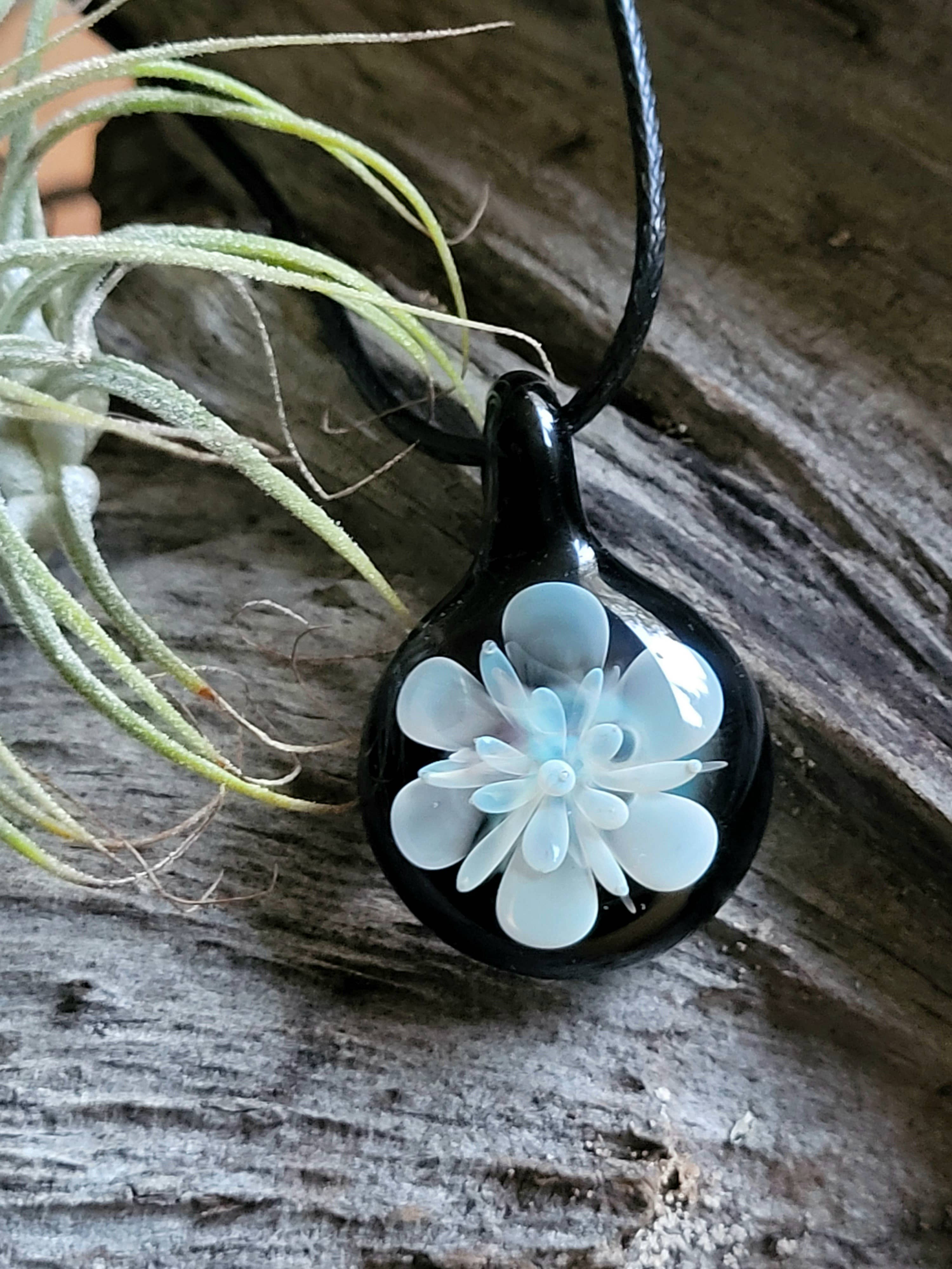 AB Glass Designs – wholesale Hänge-/berlockhalsband – Rent silverblåst glas blomma halsband1