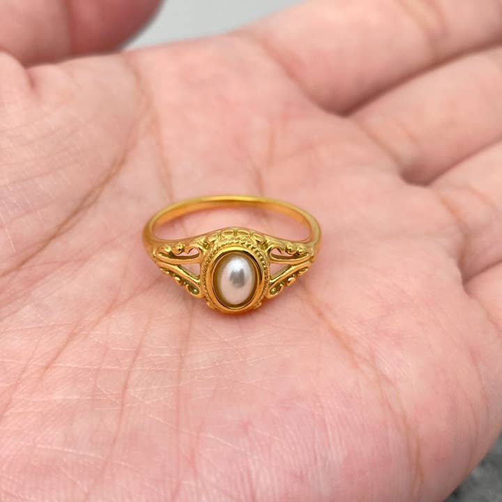 Mio Queena - Venta al por mayor Anillos solitarios - Anillo vintage con perla incrustada y baño de oro 18K en acero inoxidable - Mio Queena1