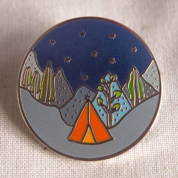 Spilla smaltata con scritta «Starry Tent Wanderlust» per la vendita all'ingrosso da parte di Hattie Buckwell