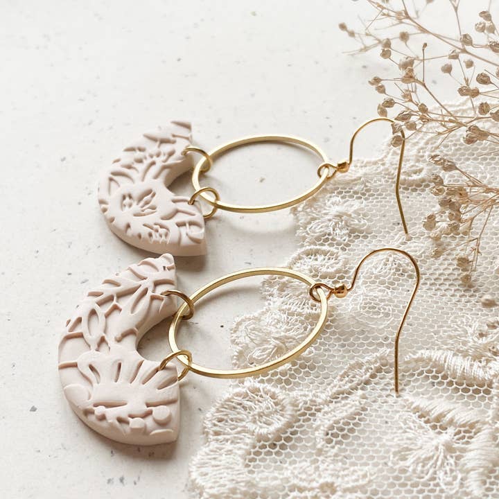 Agaveh girl - Vendita all'ingrosso Orecchini pendenti - Orecchini pendenti in argilla polimerica color sabbia Wynne3