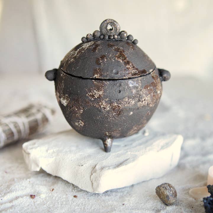 Small Black Moon Cauldron for wholesale by Nuria Vela Ceramica