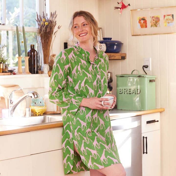 Camisón de algodón rosa y verde con jirafas para venta al por mayor de rockflowerpaper