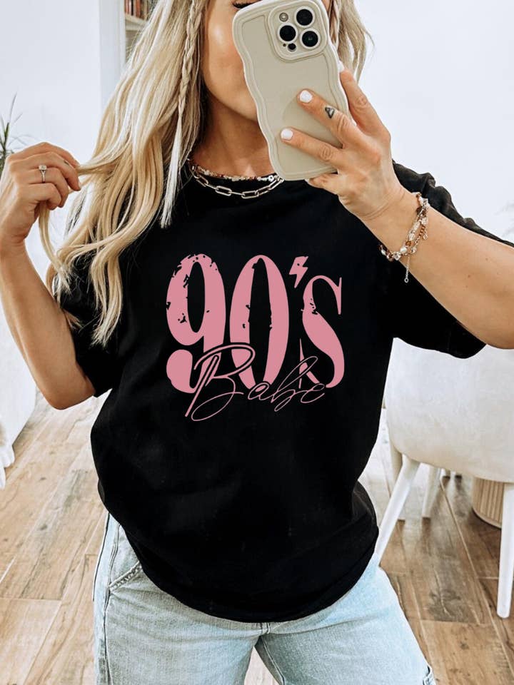 90'er Babe Nostalgisk Millennial Grafisk T-shirt for engroshandel hos Desert Raine