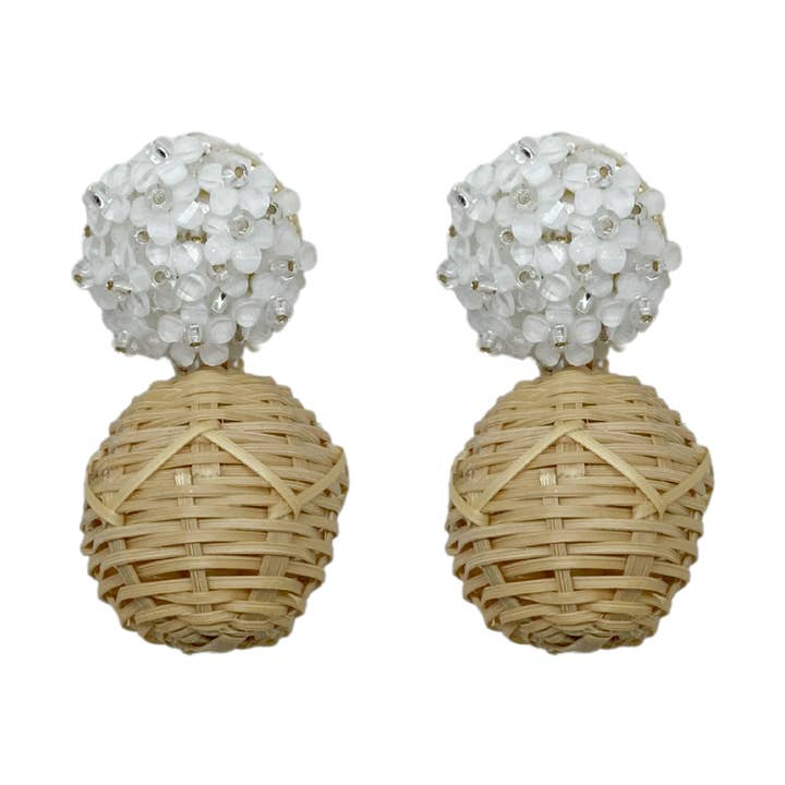 Pendientes Liz White con forma de bola de ratán para venta al por mayor de M Donohue Collection