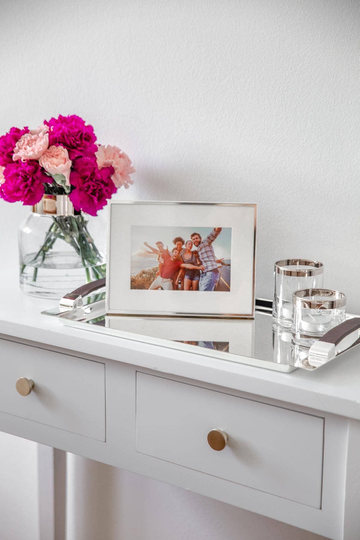 EDZARD - Vendita all'ingrosso Vassoi da portata - Vassoio da portata Cairo con manici in similpelle, rettangolare, argentato nobile, 41 x 24 cm1