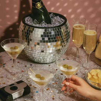 Disco-ijsemmer en andere Disco wholesale inkopen. Gratis retourzendingen en een 60-dagen netto betalingstermijn op Faire.com trends op Faire.