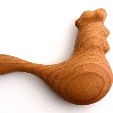 Økologisk træ Rattle Toy Stolt Hane for engroshandel hos PoppyBabyCo