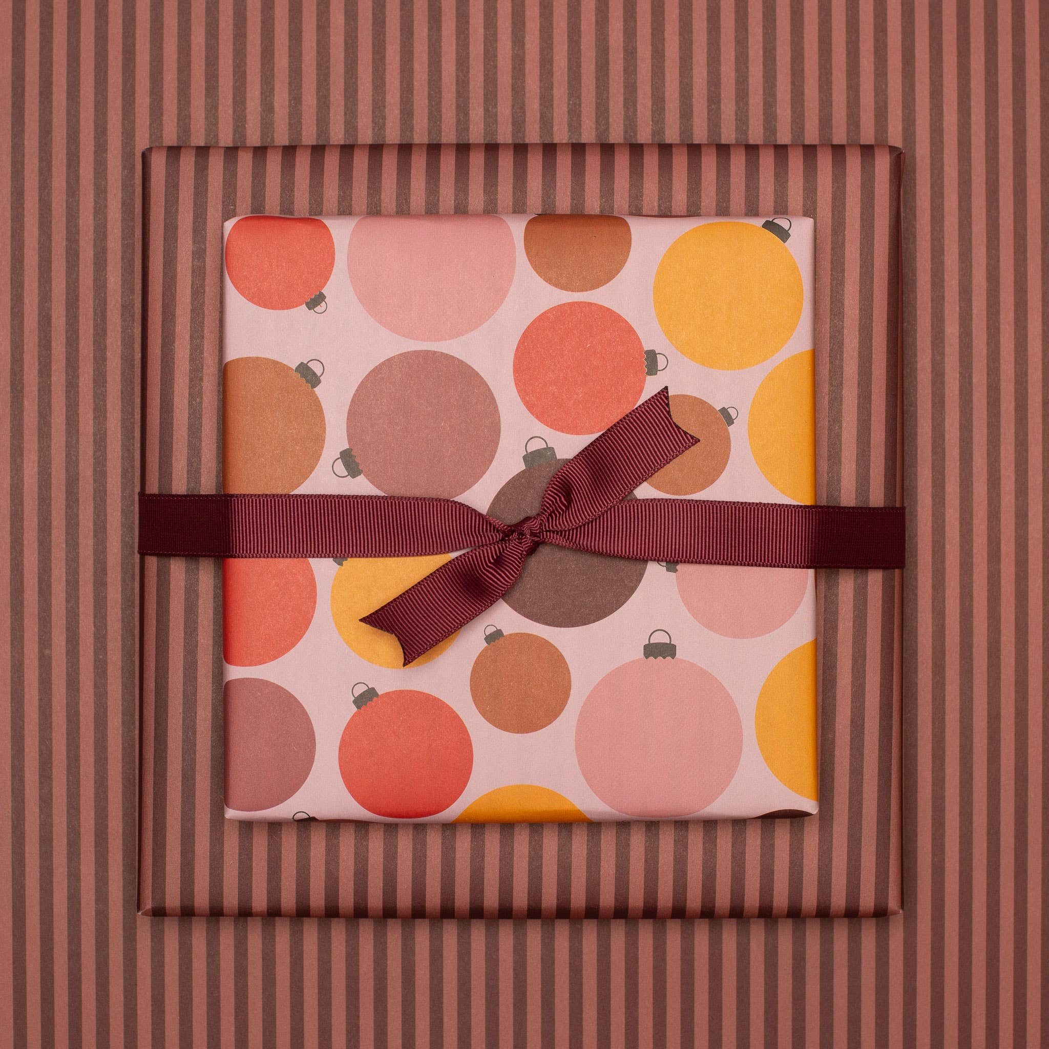 My Pretty Circus - Wholesale Flat Wrap - Christmas gift paper with tree balls and stripes