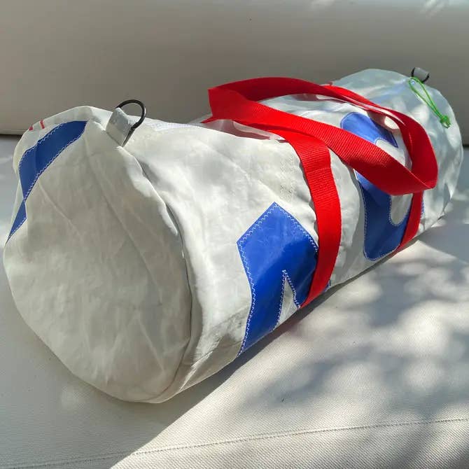 Sac de sport en toile de voile recyclée personnalisé Zero Wa pour la vente par Bientot Dimanche