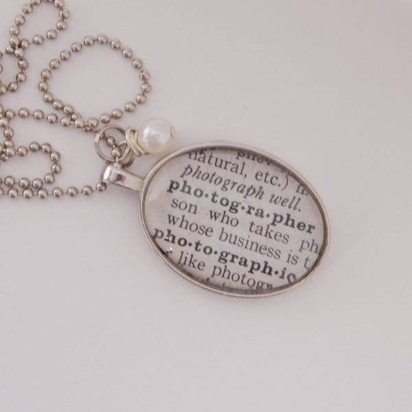 Collana con ciondolo «Photographer» per la vendita all'ingrosso da parte di KraftyKash Designs
