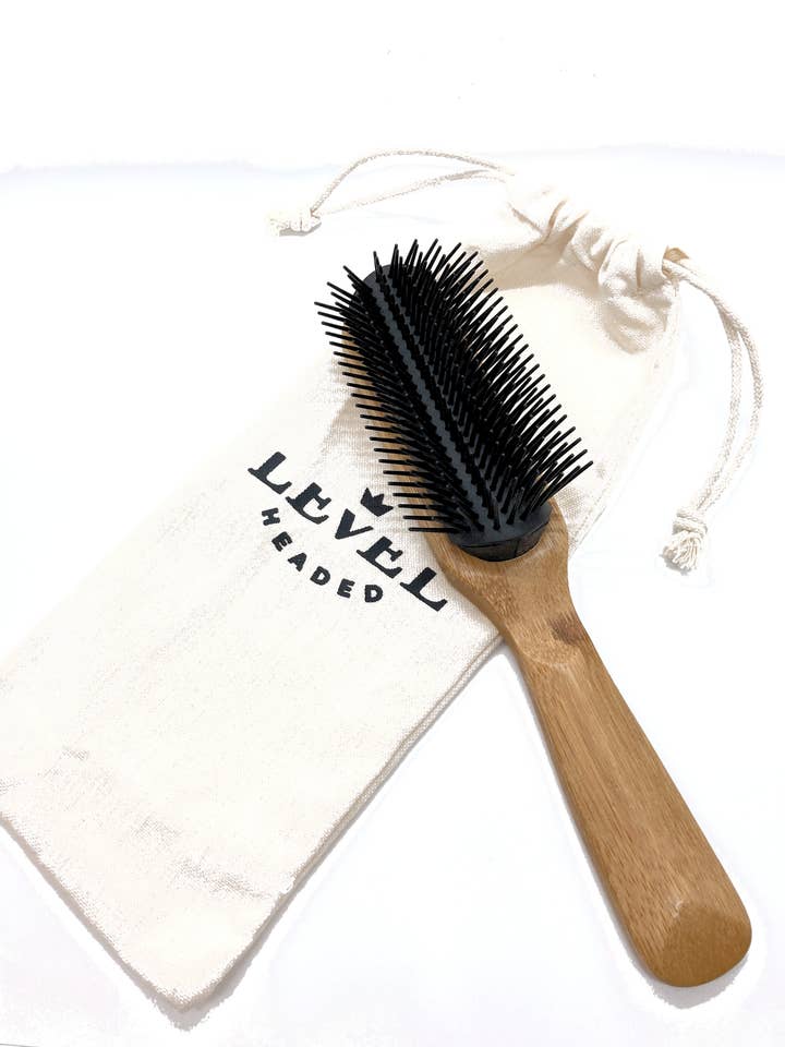 Brosse en bambou à neuf rangées de poils en nylon pour la vente par Level Headed Pomade