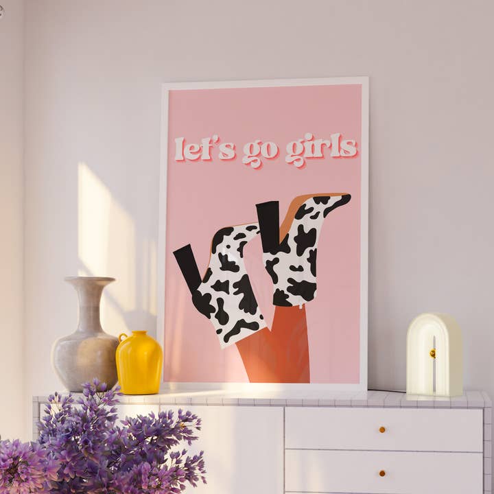 LETS GO GIRLS | Väggkonsttryck, affisch, rosa cowgirl stövlar för wholesale av Moo and May Studio