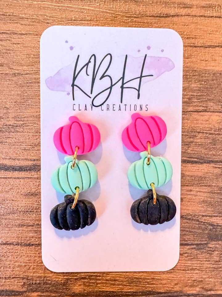 Boucles d'oreilles pendantes en argile rose, menthe et noire en forme de citrouille pour la vente par KBH CREATIONS