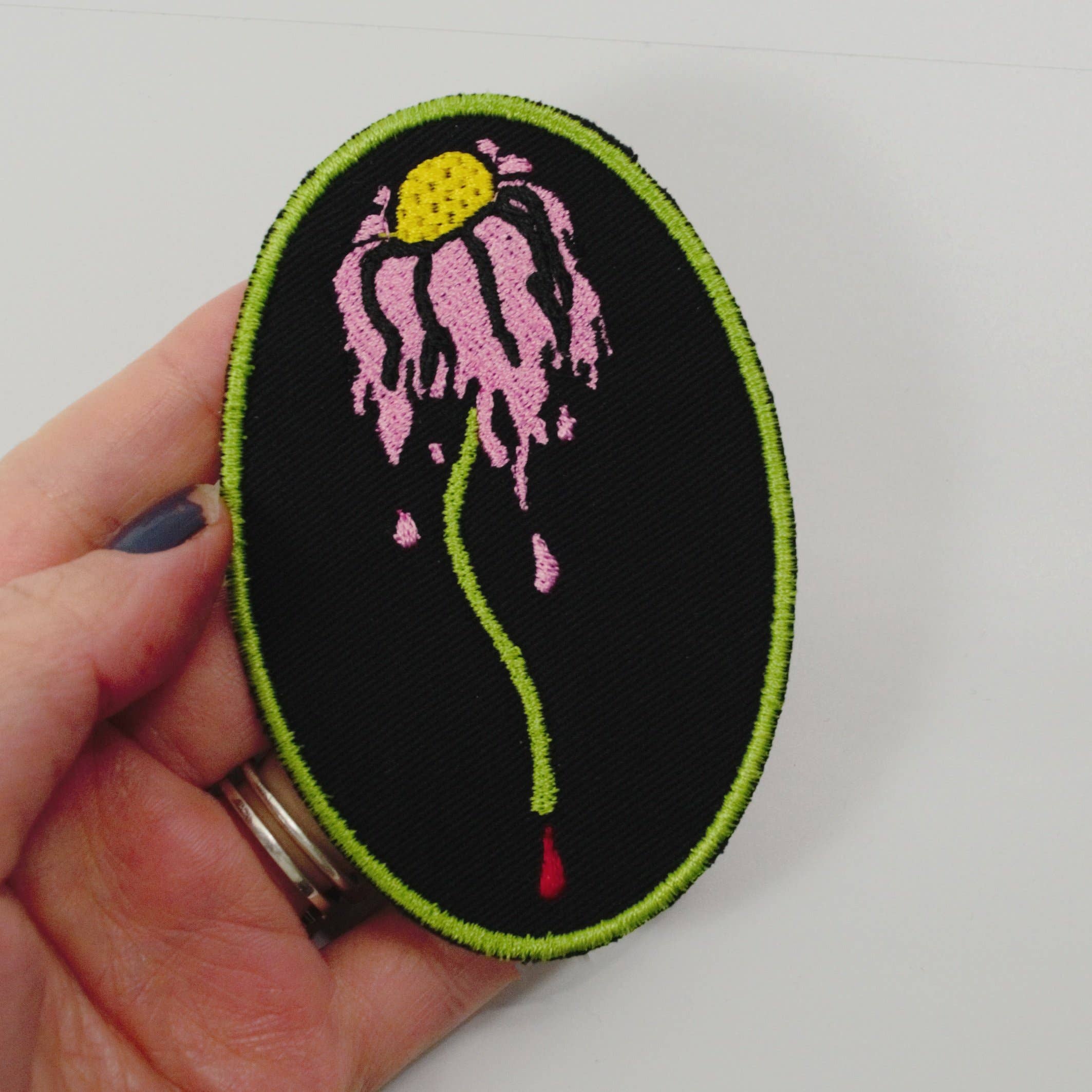 Junkyard Witch – Großhandel Aufnäher – Aufnäher zum Aufbügeln mit verwelkten Blumen1