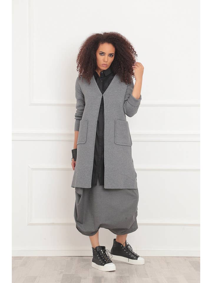ADEPTT – wholesale Byxor - Dam – Cropped Drop Crotch Byxor i en dramatisk silhuett: |aidy