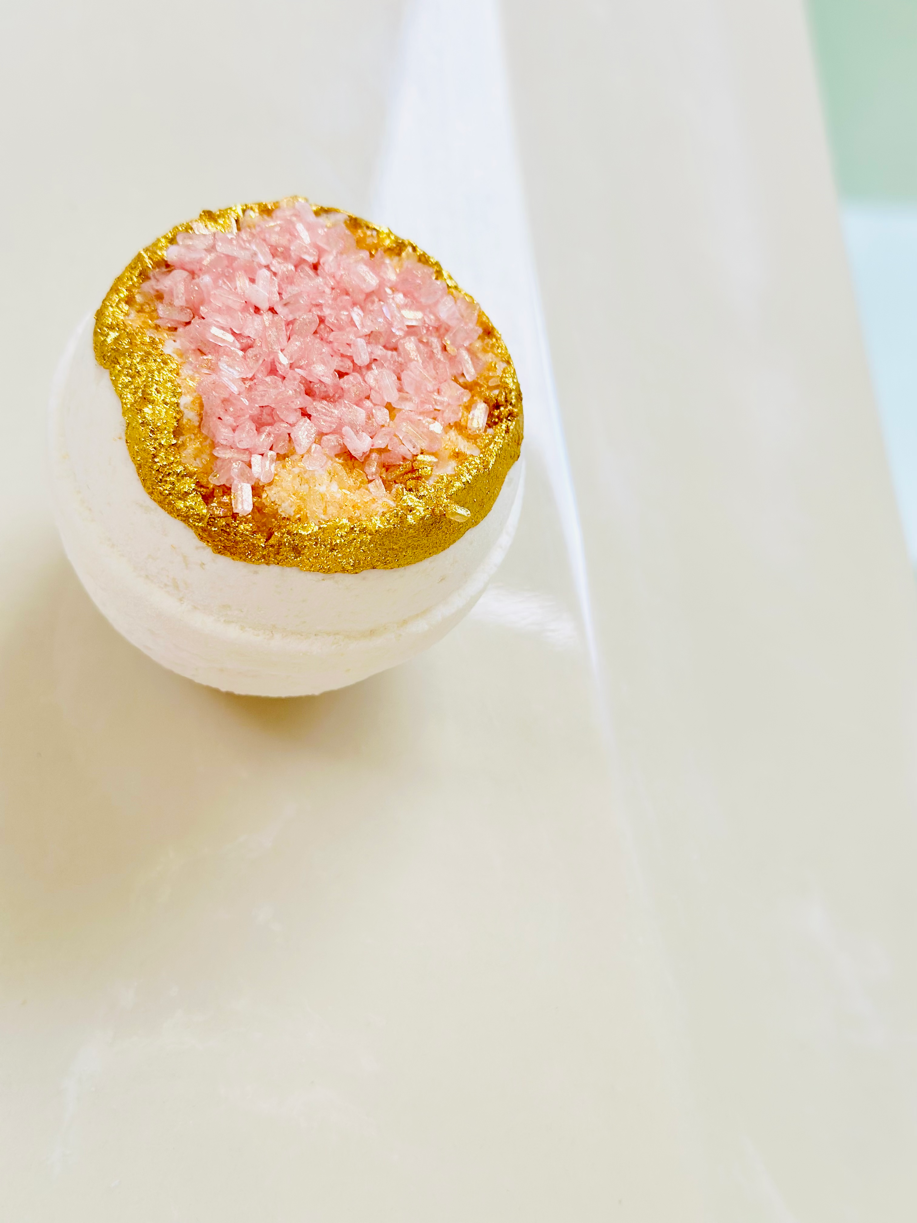 Salt & Sage Apothecary - Wholesale Bruisbal/schuim - Goddess Flowers Geode Badbom 4