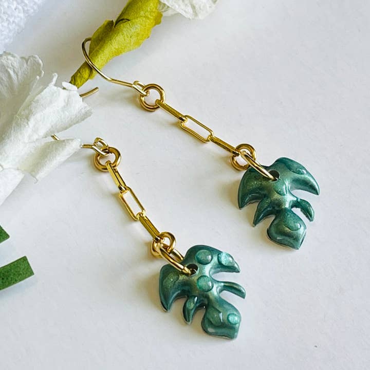 Pendientes Mini Monstera Hoja para venta al por mayor de Crescent Jewelry Designs