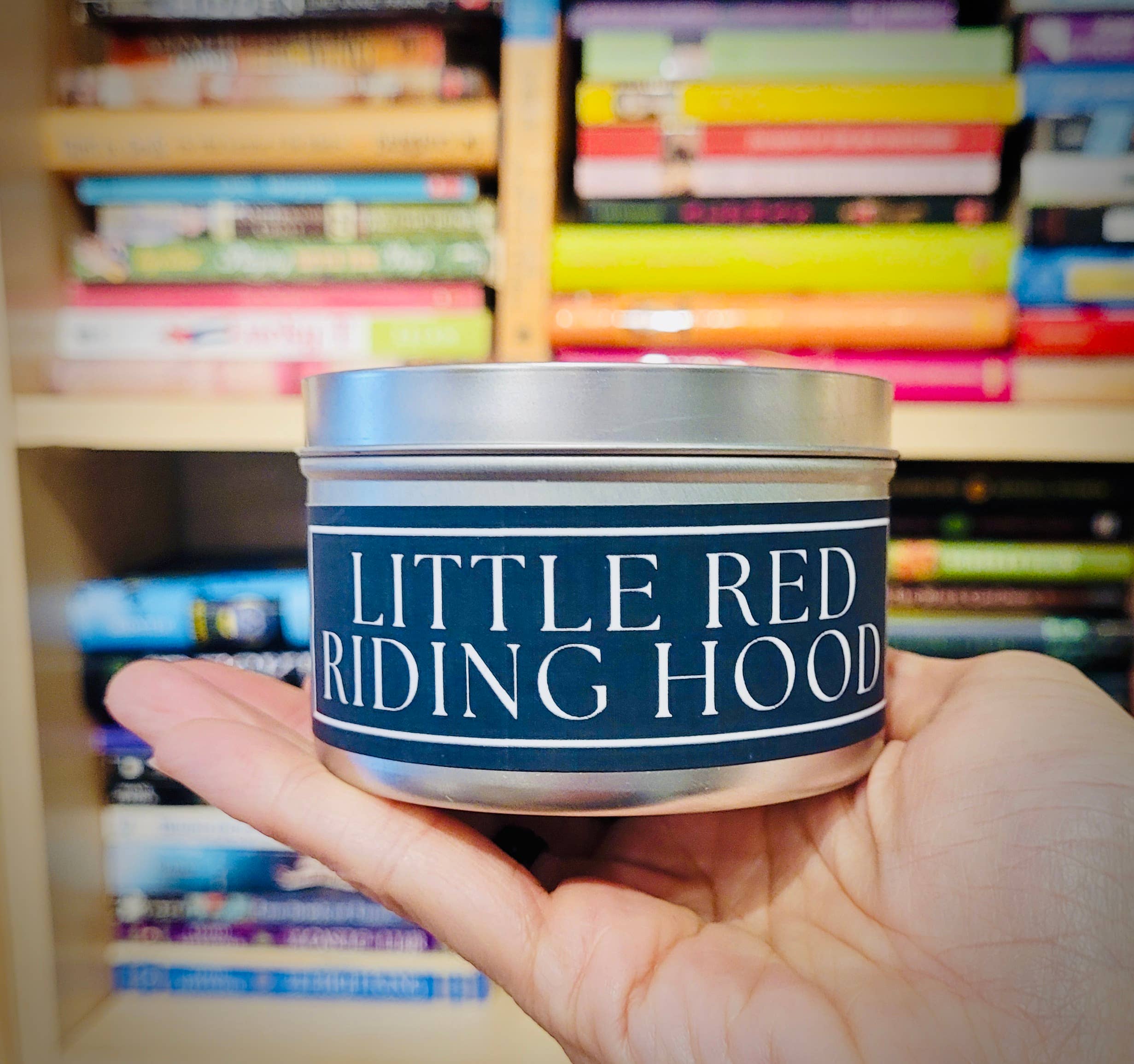 NovelTea Bookstore & Gifts - Vendita all'ingrosso Candele da viaggio - Little Red Riding Hood — Candela Apple Spice Black Label4