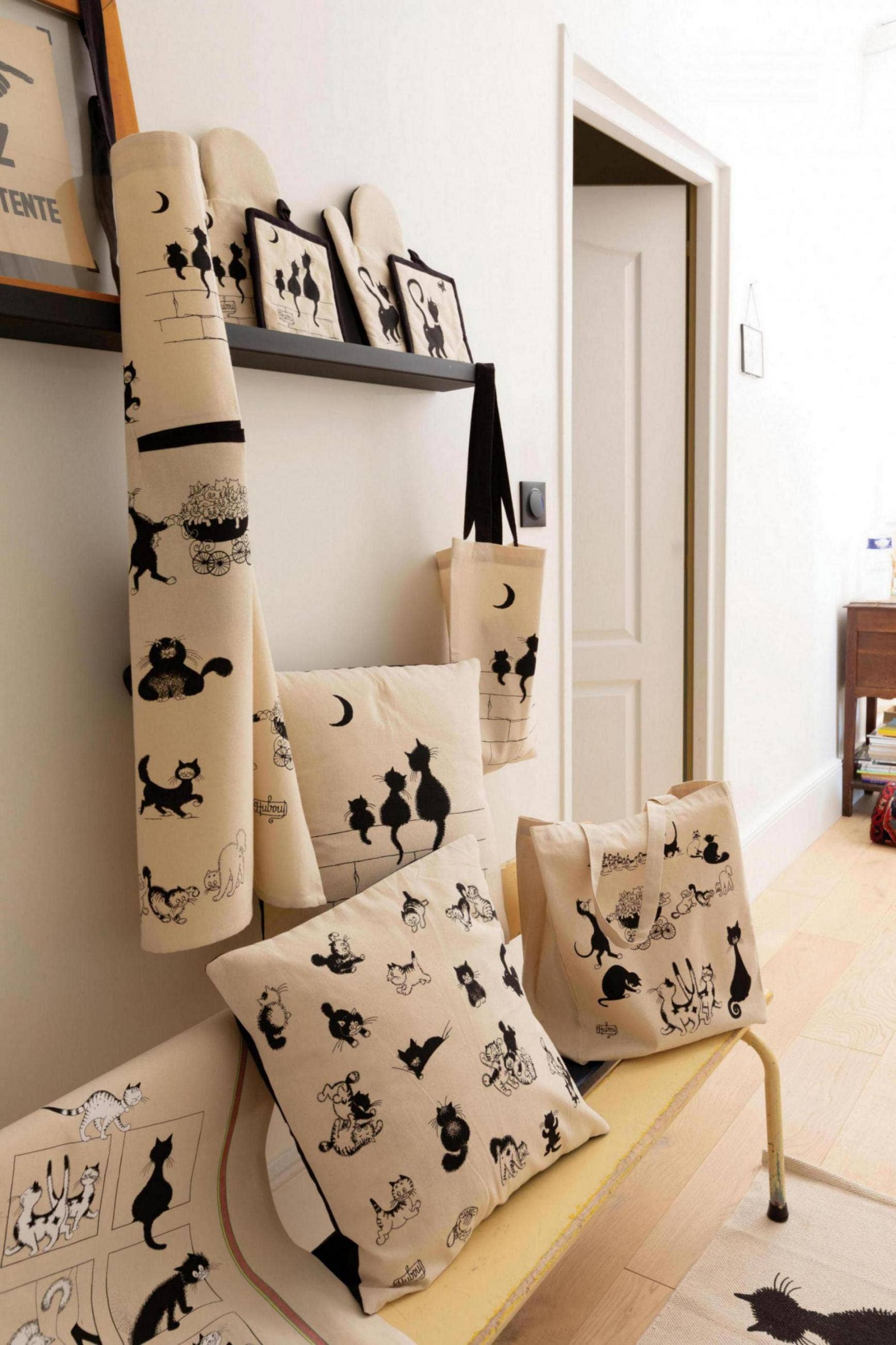 Maison Vivaraise & La Cerise sur le Gâteau - Wholesale Apron - Dubout 3 Cats Printed Apron Beige 72 X 851